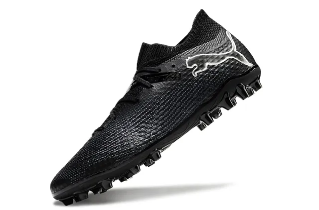 Puma أحذية كرة القدم السوداء والفضية مع ياقة محبوكة وجزء علوي اصطناعي متنقش للأرض الصلبة 3