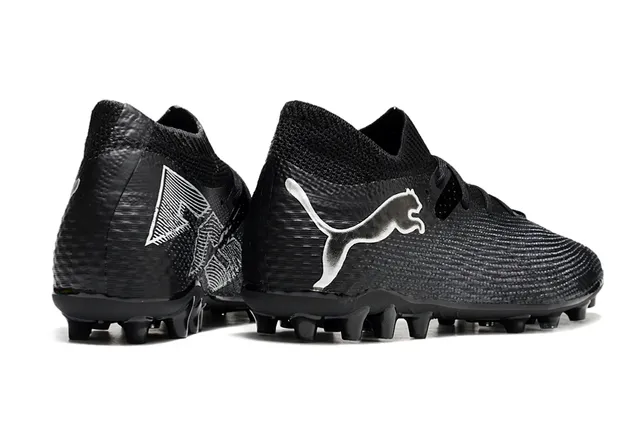 Puma أحذية كرة القدم السوداء والفضية مع ياقة محبوكة وجزء علوي اصطناعي متنقش للأرض الصلبة 5