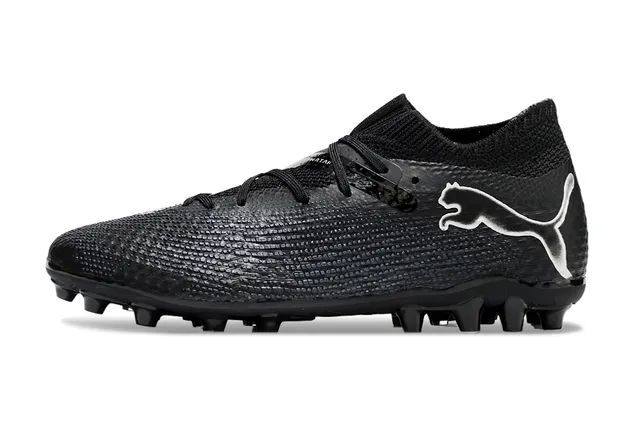 Puma أحذية كرة القدم السوداء والفضية مع ياقة محبوكة وجزء علوي اصطناعي متنقش للأرض الصلبة 7