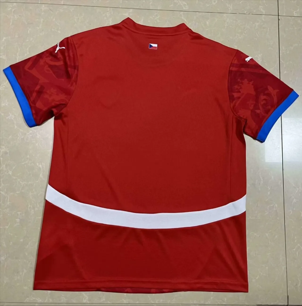 Puma Équipe Nationale de la République Tchèque Maillot de Football Rouge à Bordure Bleue 2