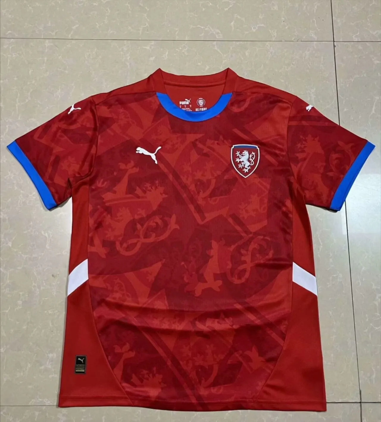 Puma Équipe Nationale de la République Tchèque Maillot de Football Rouge à Bordure Bleue 3