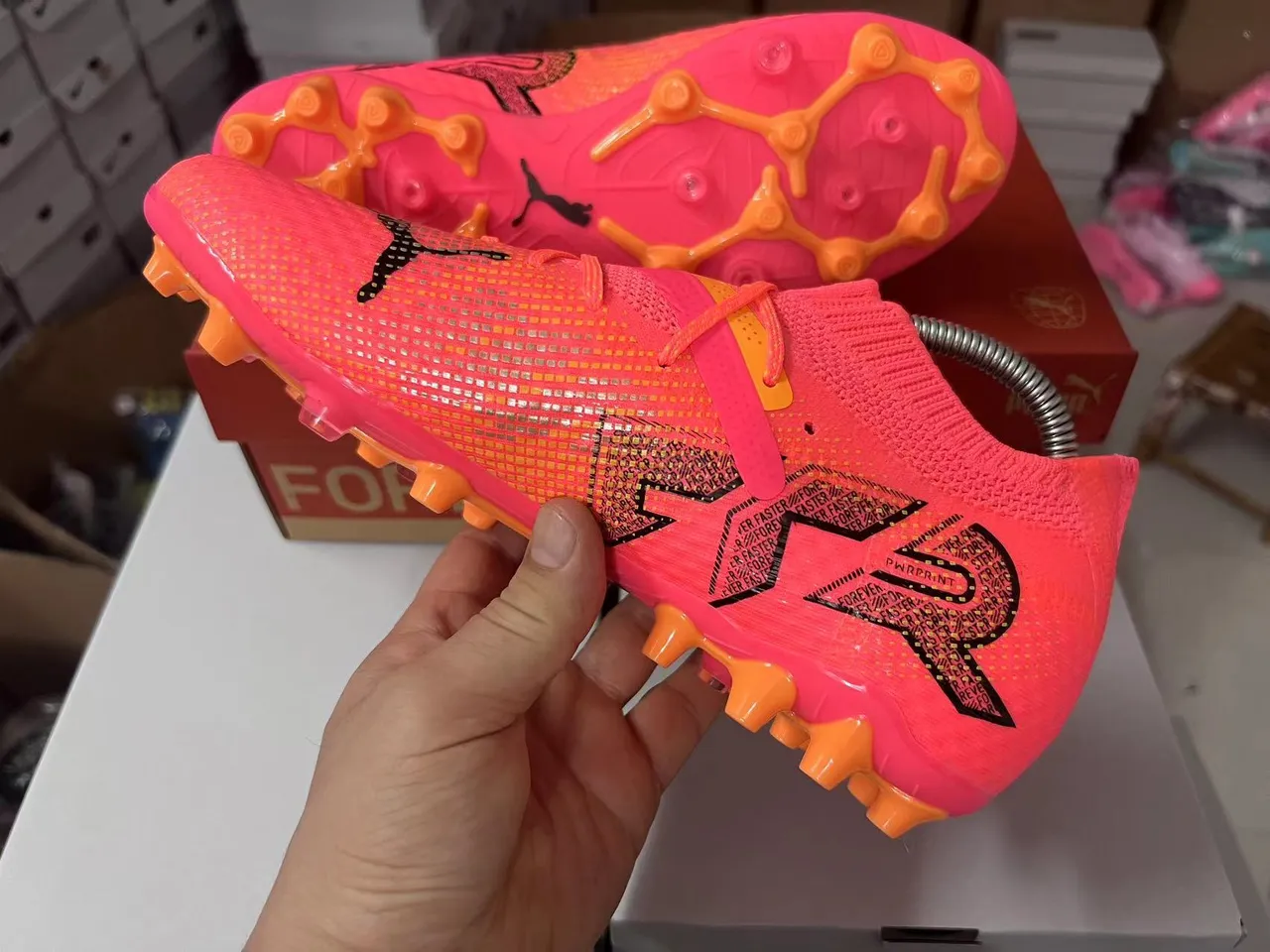Puma Future Z وردي برتقالي صوف بدون تطريز ربط غير متماثل أرضية صلبة أحذية كرة القدم 10