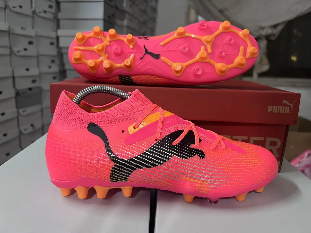 Puma Future Z وردي برتقالي صوف بدون تطريز ربط غير متماثل أرضية صلبة أحذية كرة القدم 15