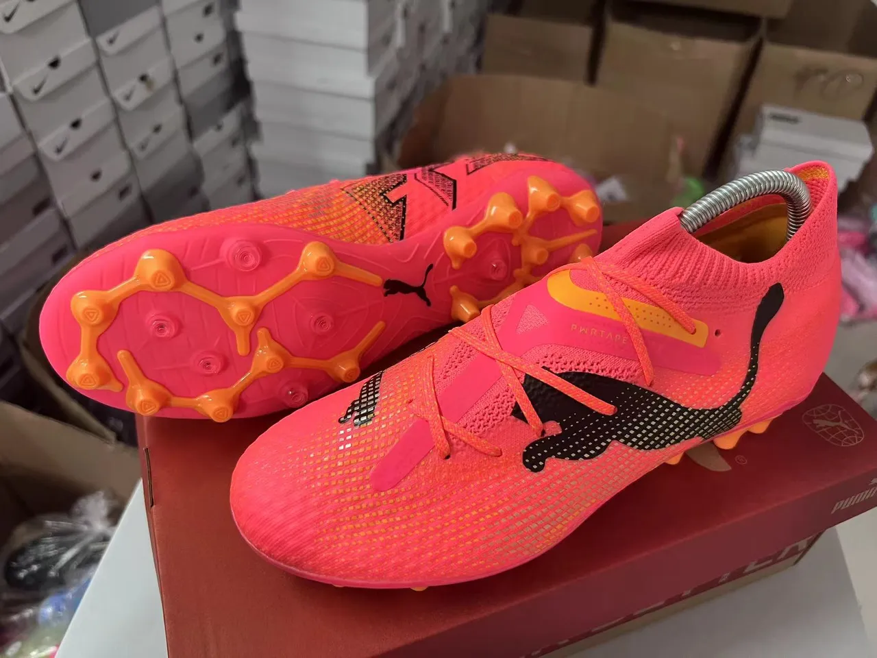 Puma Future Z وردي برتقالي صوف بدون تطريز ربط غير متماثل أرضية صلبة أحذية كرة القدم 16