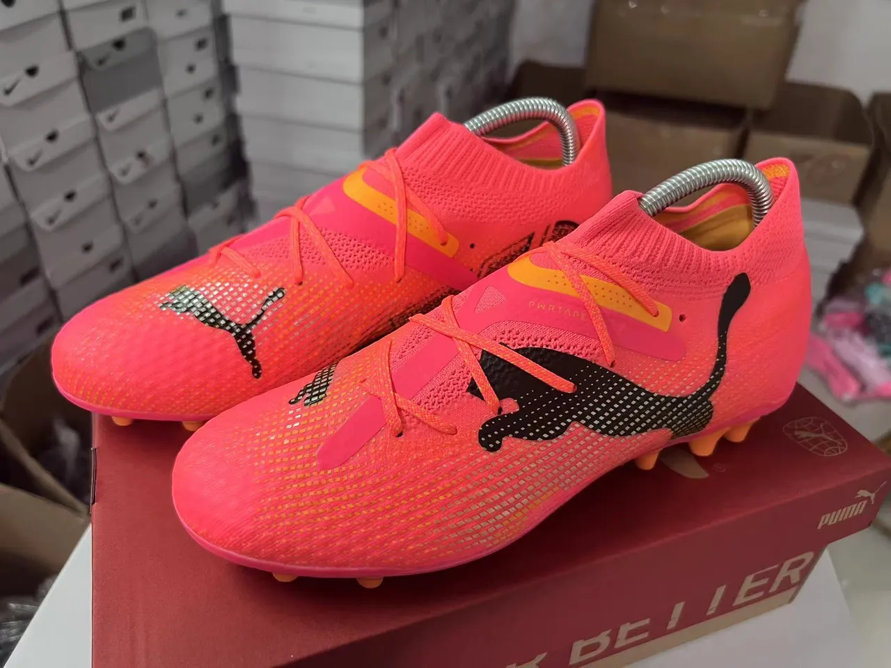 Puma Future Z وردي برتقالي صوف بدون تطريز ربط غير متماثل أرضية صلبة أحذية كرة القدم 17