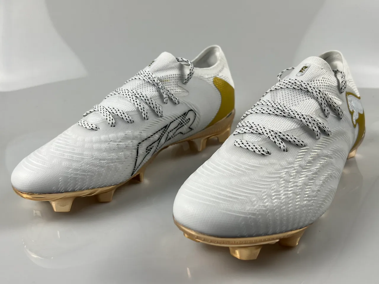 Puma Future Z Branco Dourado Baixo Corte Malha Superior Acentos Metálicos Firm-Ground Sapatos de Futebol 2