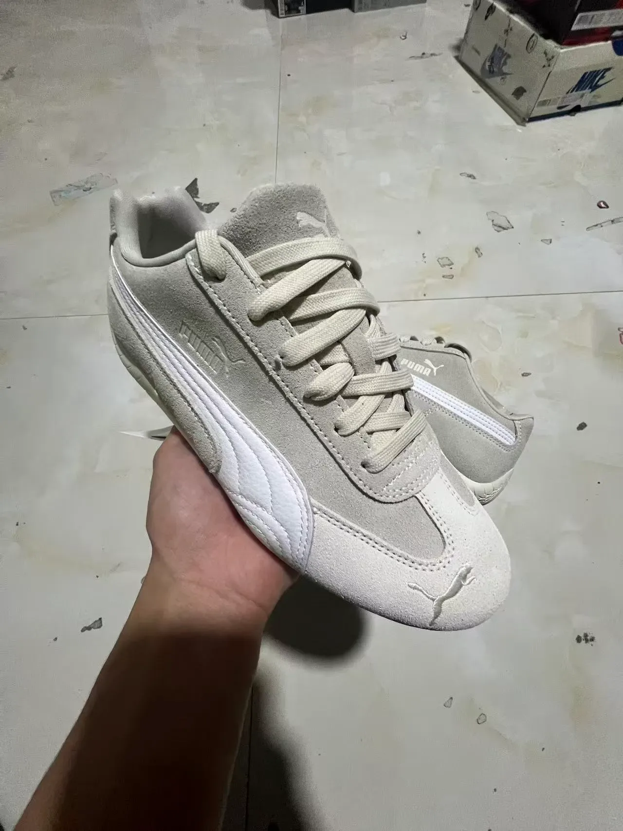 Sneakers Lifestyle Puma Speedcat Inspirées Gris et Blanc en Daim 2
