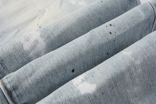 Jeans slim-fit distressed com salpicância de tinta da marca Purple Brand 2