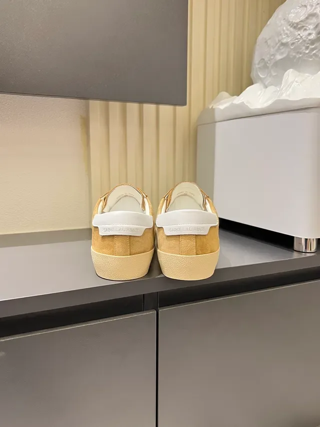 Saint Laurent sneakers lifestyle en suède tan avec logo brodé 2