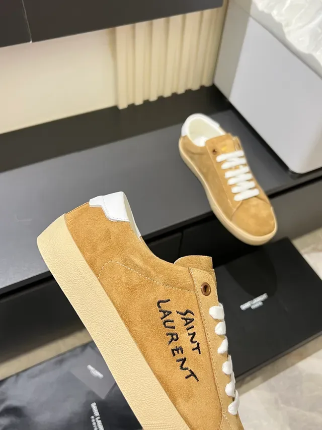 Saint Laurent sneakers lifestyle en suède tan avec logo brodé 3