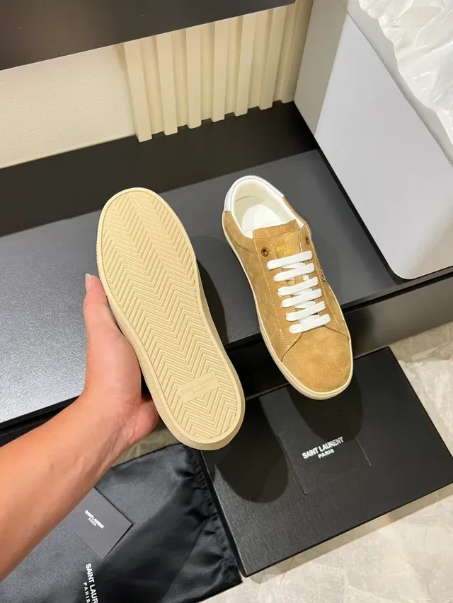 Saint Laurent sneakers lifestyle en suède tan avec logo brodé 4