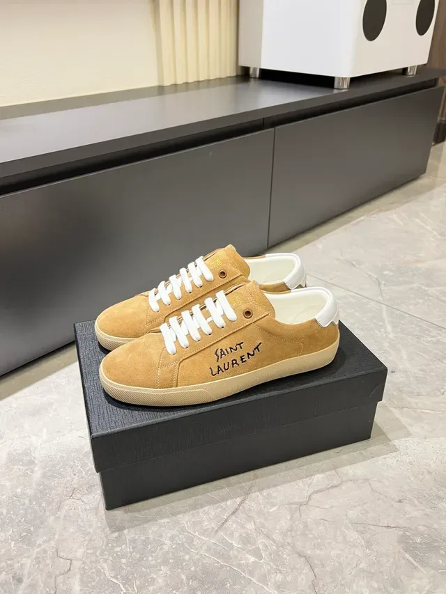 Saint Laurent sneakers lifestyle en suède tan avec logo brodé 5