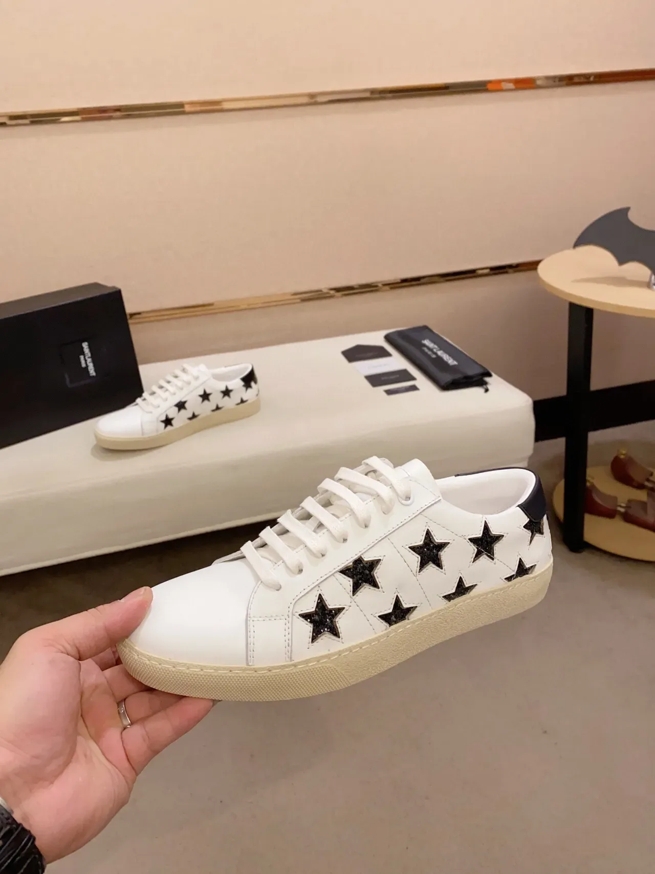 Saint Laurent Kate Sneaker 白色黑色皮革闪光星穿孔生活方式运动鞋 2