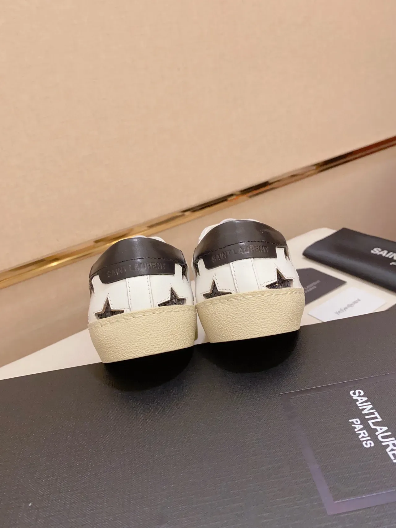 Saint Laurent Kate Sneaker 白色黑色皮革闪光星穿孔生活方式运动鞋 4