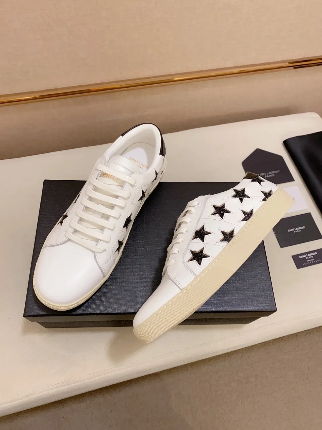 Saint Laurent Kate Sneaker 白色黑色皮革闪光星穿孔生活方式运动鞋 5