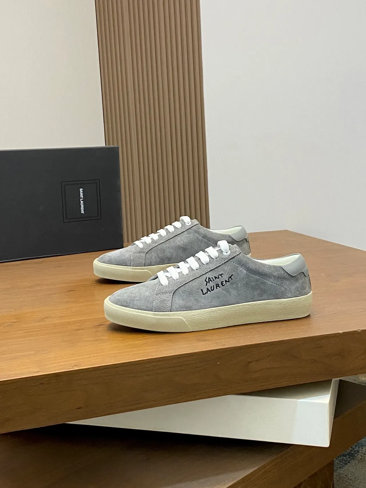 Saint Laurent Sneakers Lifestyle Cinza Camurça Bordado Logo Lifestyle Sneakers 4