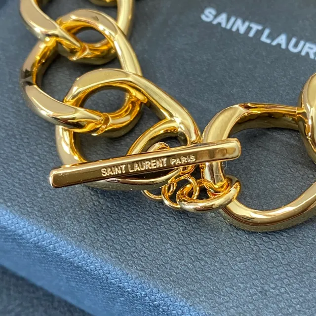 Saint Laurent Loulou मोटा अंडाकार लिंक वाला सोने का कंगन 4