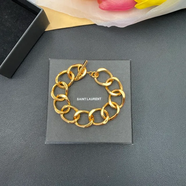 Saint Laurent Loulou मोटा अंडाकार लिंक वाला सोने का कंगन 7