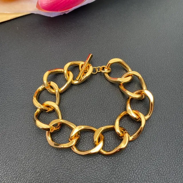 Saint Laurent Loulou मोटा अंडाकार लिंक वाला सोने का कंगन 9