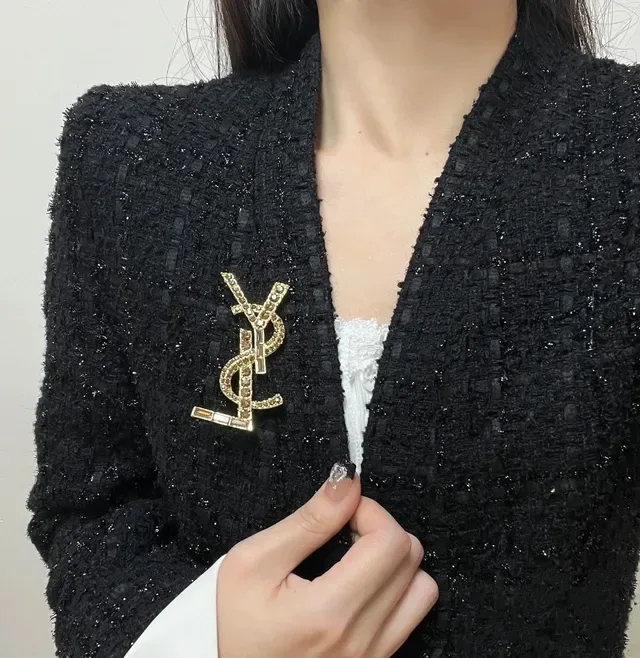 圣罗兰字母印花胸针 金色棕色水晶胸针 2