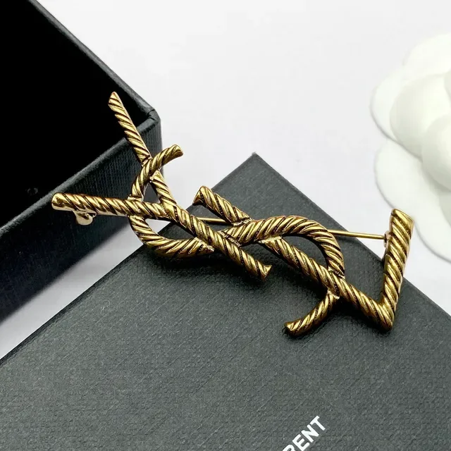 Broche Saint Laurent Monogram Rope doré 4