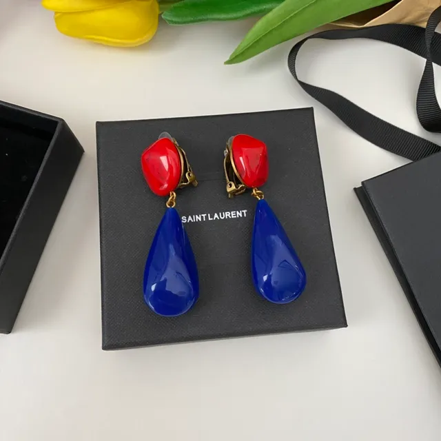 Saint Laurent लाल नीली रेजिन ड्रॉप टू-टोन ईयररिंग्स 6