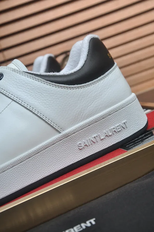 Saint Laurent Zapatillas Lifestyle Blancas Negras de Cuero con Puntera Perforada 9