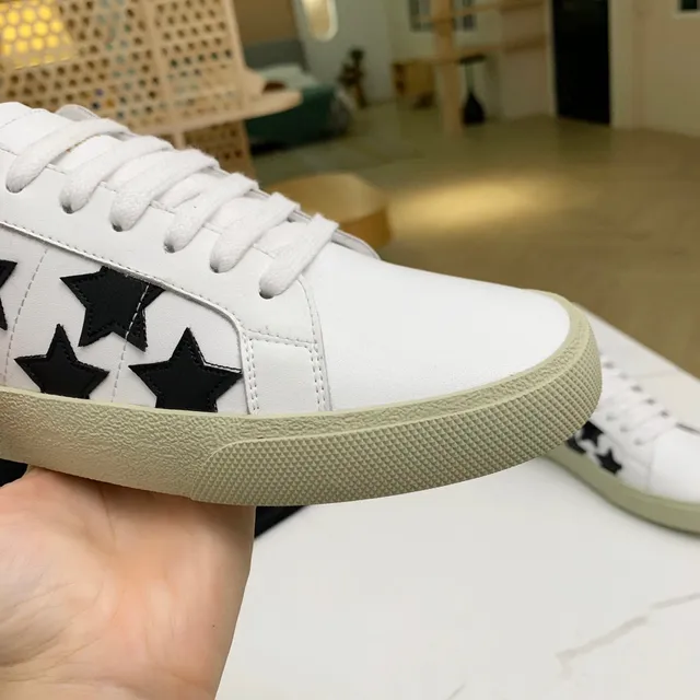 Saint Laurent tênis lifestyle brancos pretos de couro com apliques de estrela 2