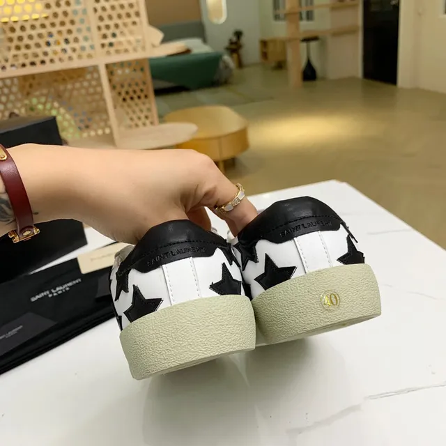 Saint Laurent tênis lifestyle brancos pretos de couro com apliques de estrela 3