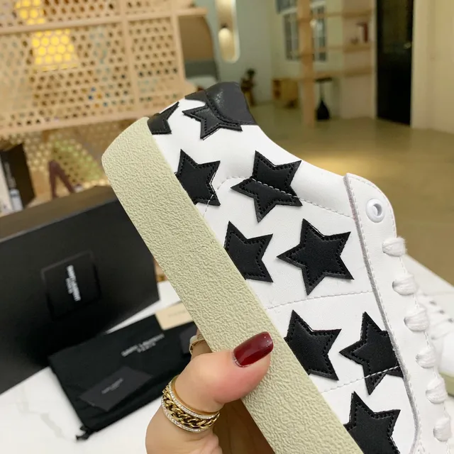 Saint Laurent tênis lifestyle brancos pretos de couro com apliques de estrela 6