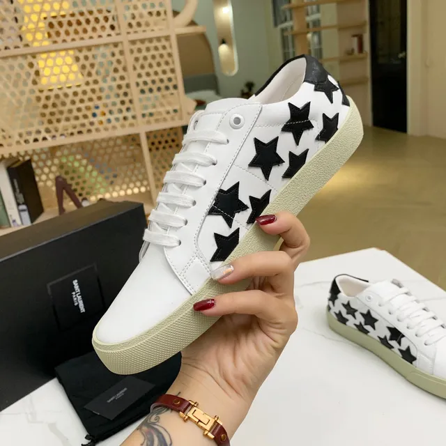 Saint Laurent tênis lifestyle brancos pretos de couro com apliques de estrela 7