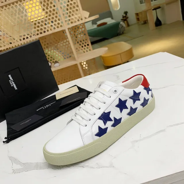 Saint Laurent tênis lifestyle brancos pretos de couro com apliques de estrela 9
