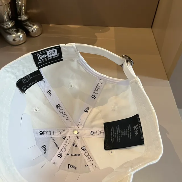 Saint Laurent सादा कालो काठामो छय पैनेल सेलाई मोनोग्राम बेसबल कैप 3