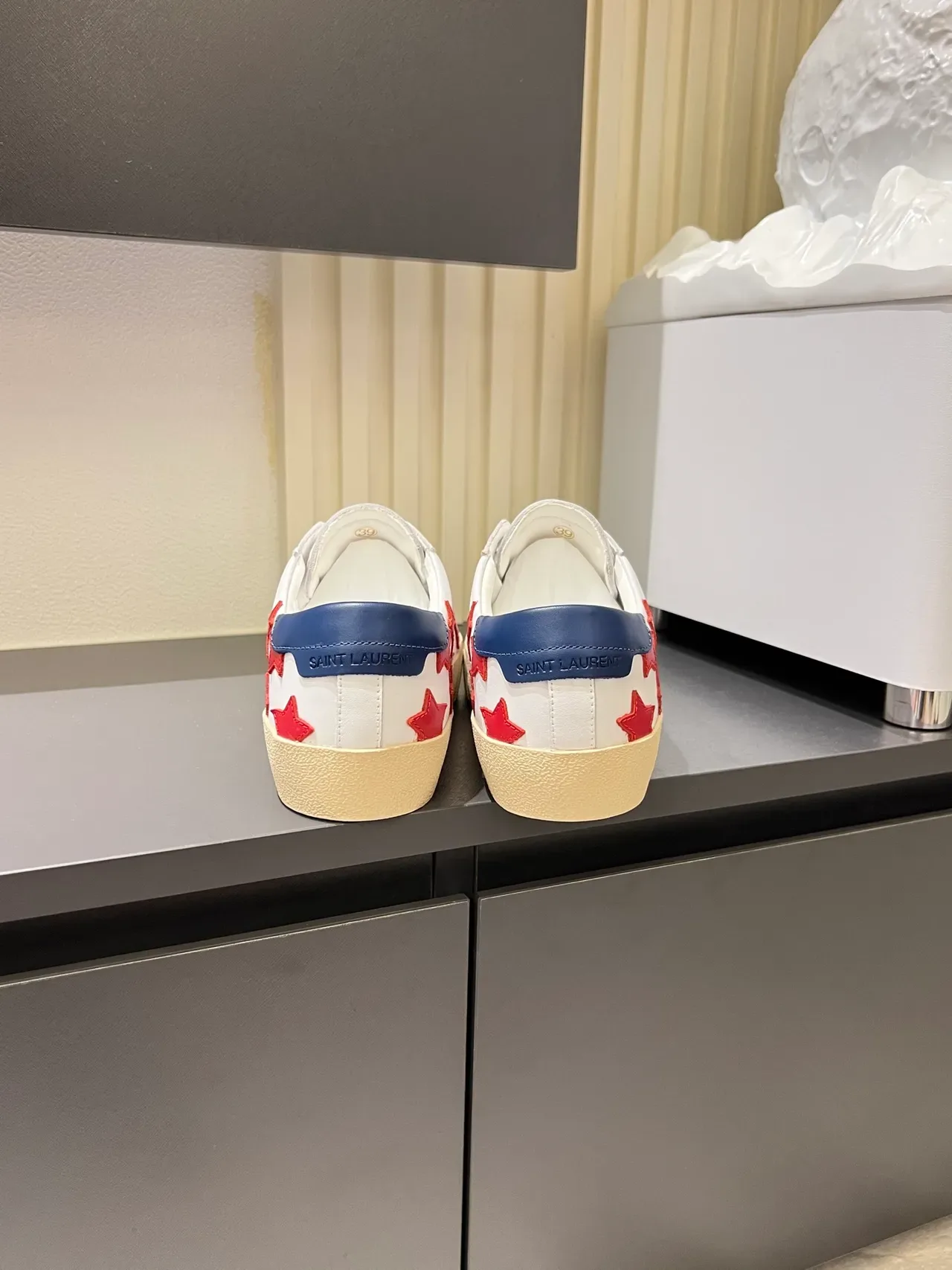 Saint Laurent Tênis Lifestyle Branco e Vermelho Couro Superior Apliques Estrela 2