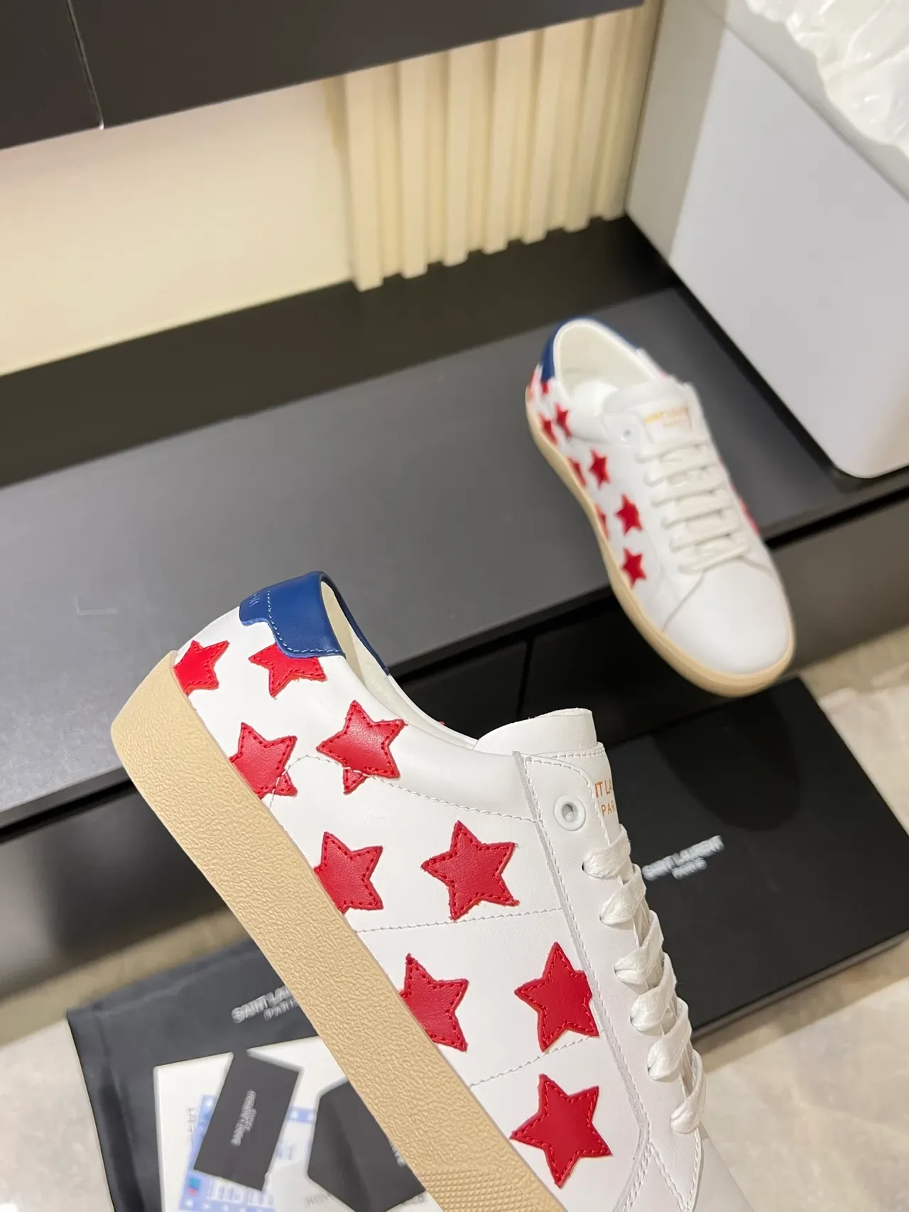 Saint Laurent Tênis Lifestyle Branco e Vermelho Couro Superior Apliques Estrela 3