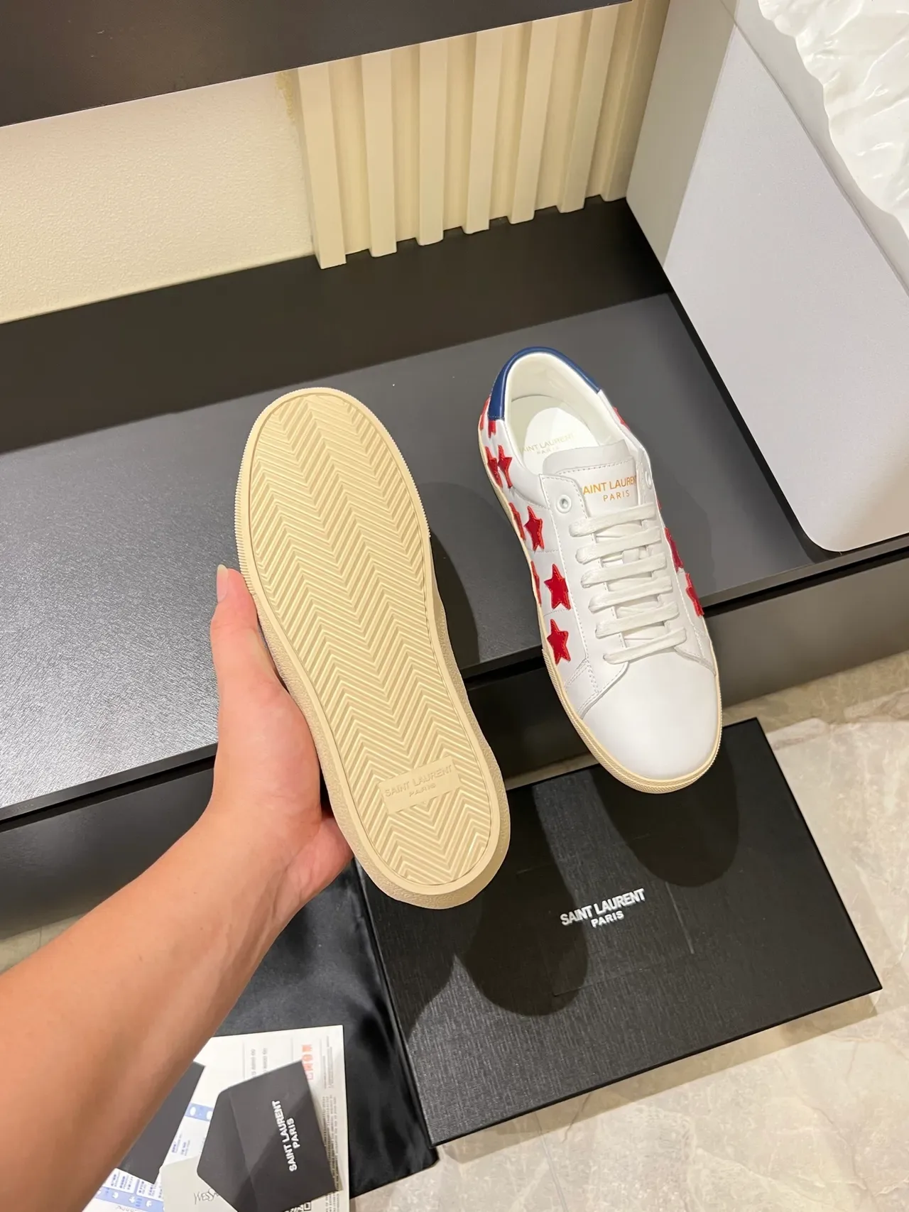 Saint Laurent Tênis Lifestyle Branco e Vermelho Couro Superior Apliques Estrela 4