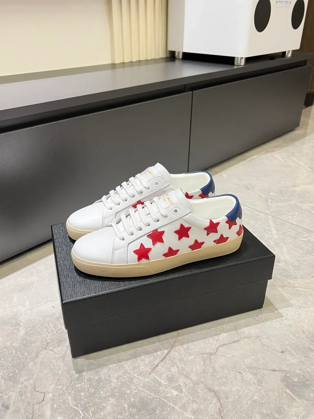 Saint Laurent Tênis Lifestyle Branco e Vermelho Couro Superior Apliques Estrela 5