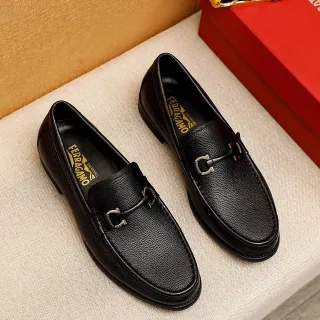 Salvatore Ferragamo Gancini أحذية ليزر أسود جلد بحبيبات مع مفتاح حصان