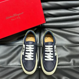 Salvatore Ferragamo Gancini حذاء رياضي أزرق بحري وأبيض للأسلوب الحياتي