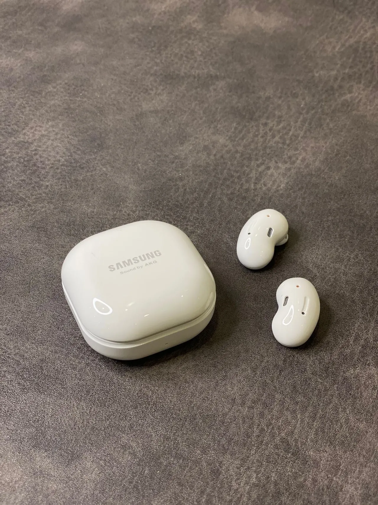 Samsung Buds Live Blanco Beige con Forma de Frijol Compacto Estuche de Carga TWS Auriculares 2