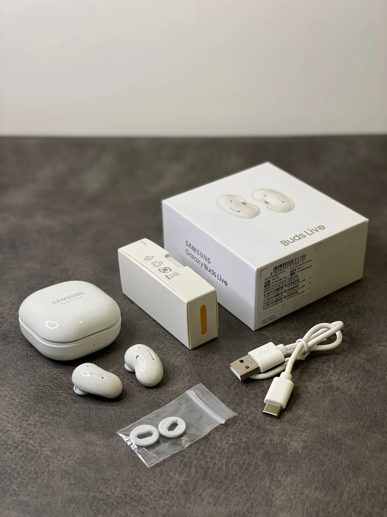 Samsung Buds Live Blanco Beige con Forma de Frijol Compacto Estuche de Carga TWS Auriculares 3