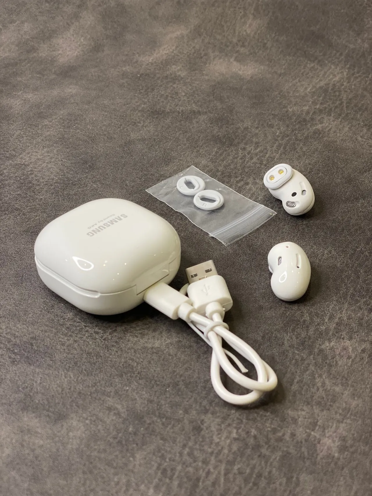Samsung Buds Live Blanco Beige con Forma de Frijol Compacto Estuche de Carga TWS Auriculares 4