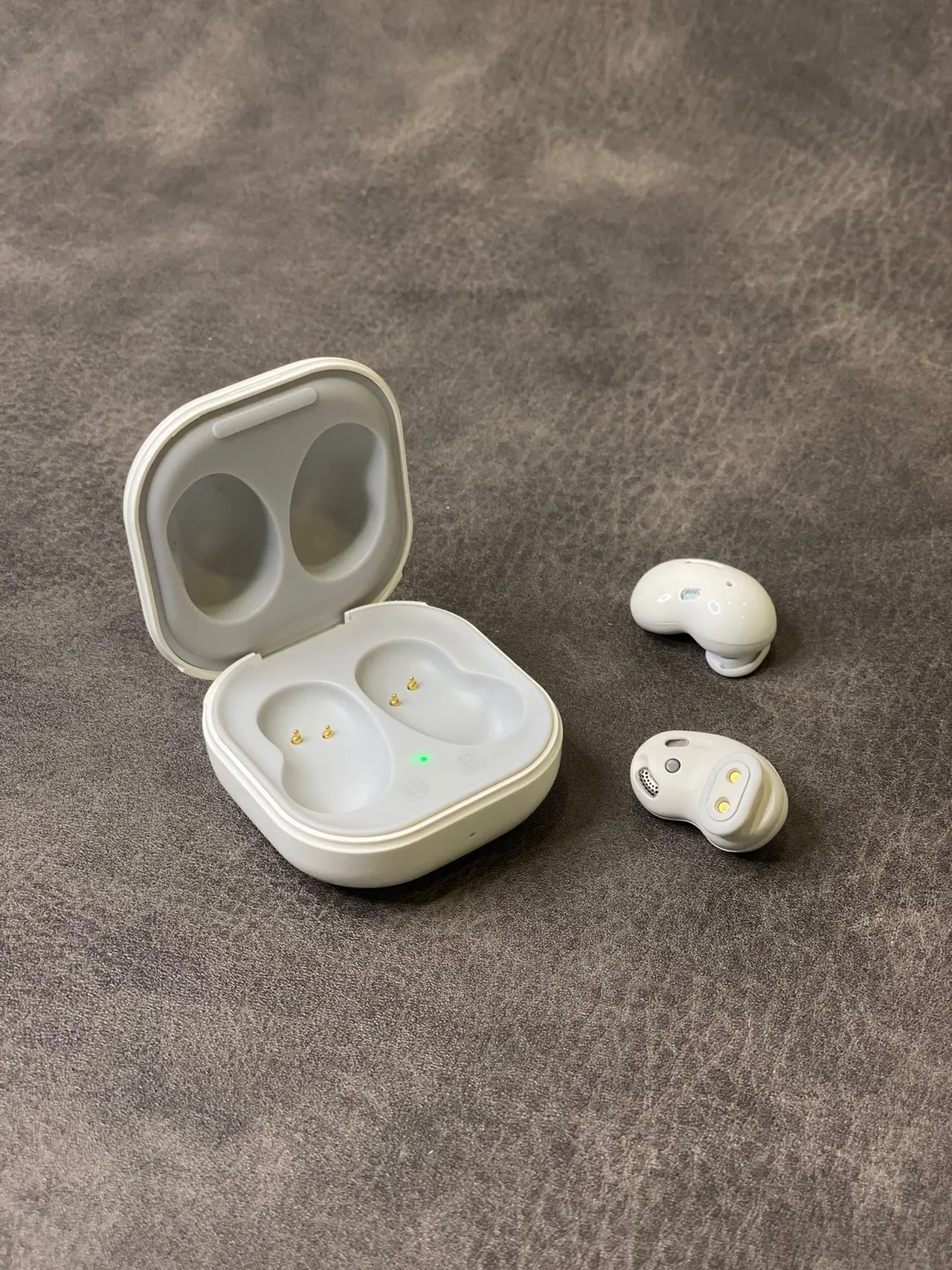 Samsung Buds Live Blanco Beige con Forma de Frijol Compacto Estuche de Carga TWS Auriculares 6