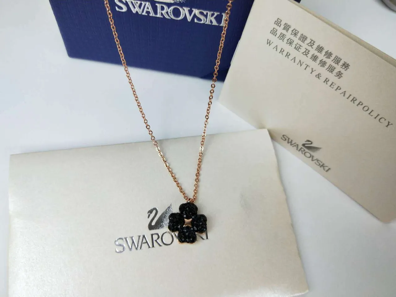 Swarovski Colar com pingante de flor de cristal preto 2