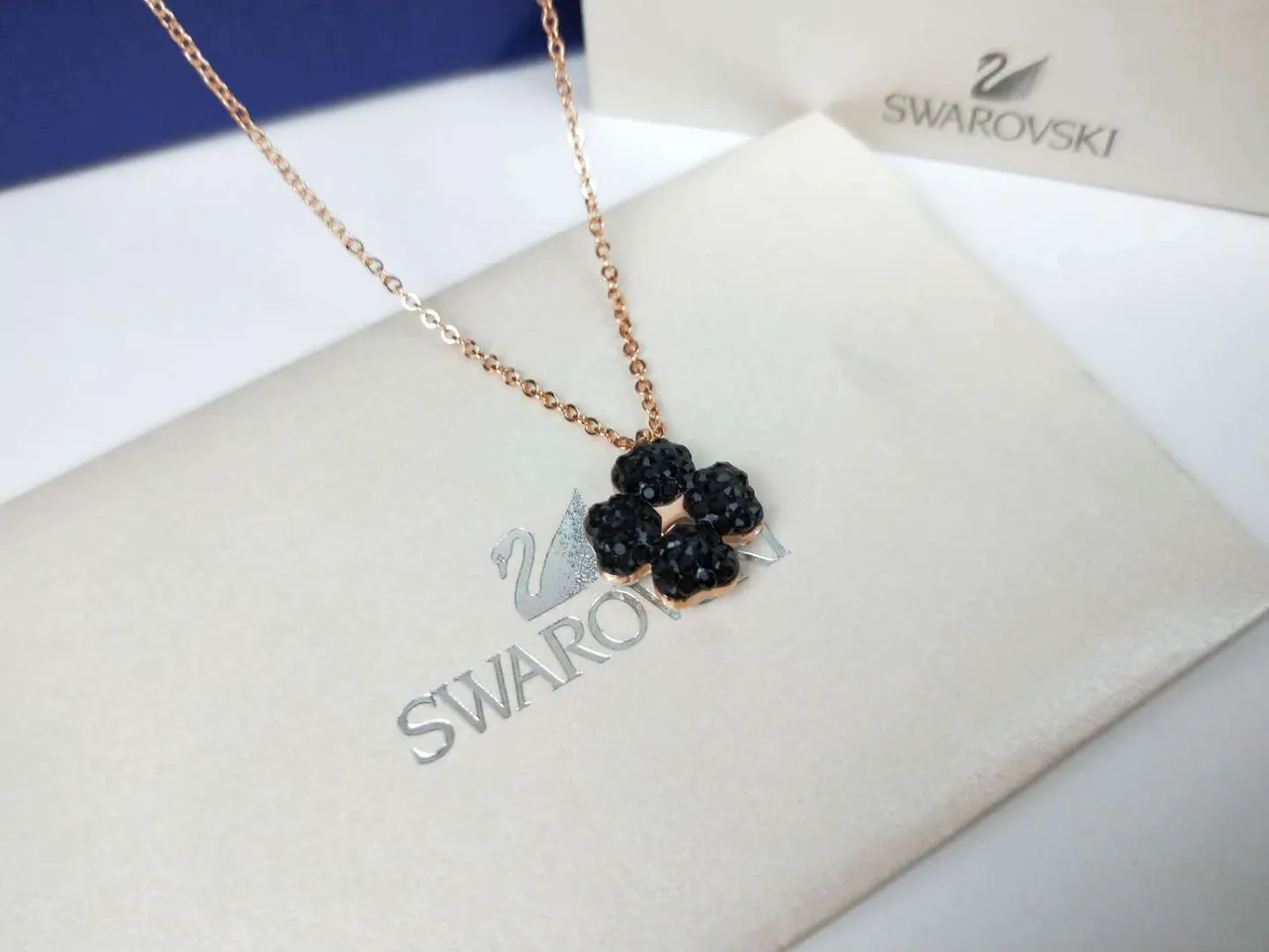 Swarovski Colar com pingante de flor de cristal preto 3
