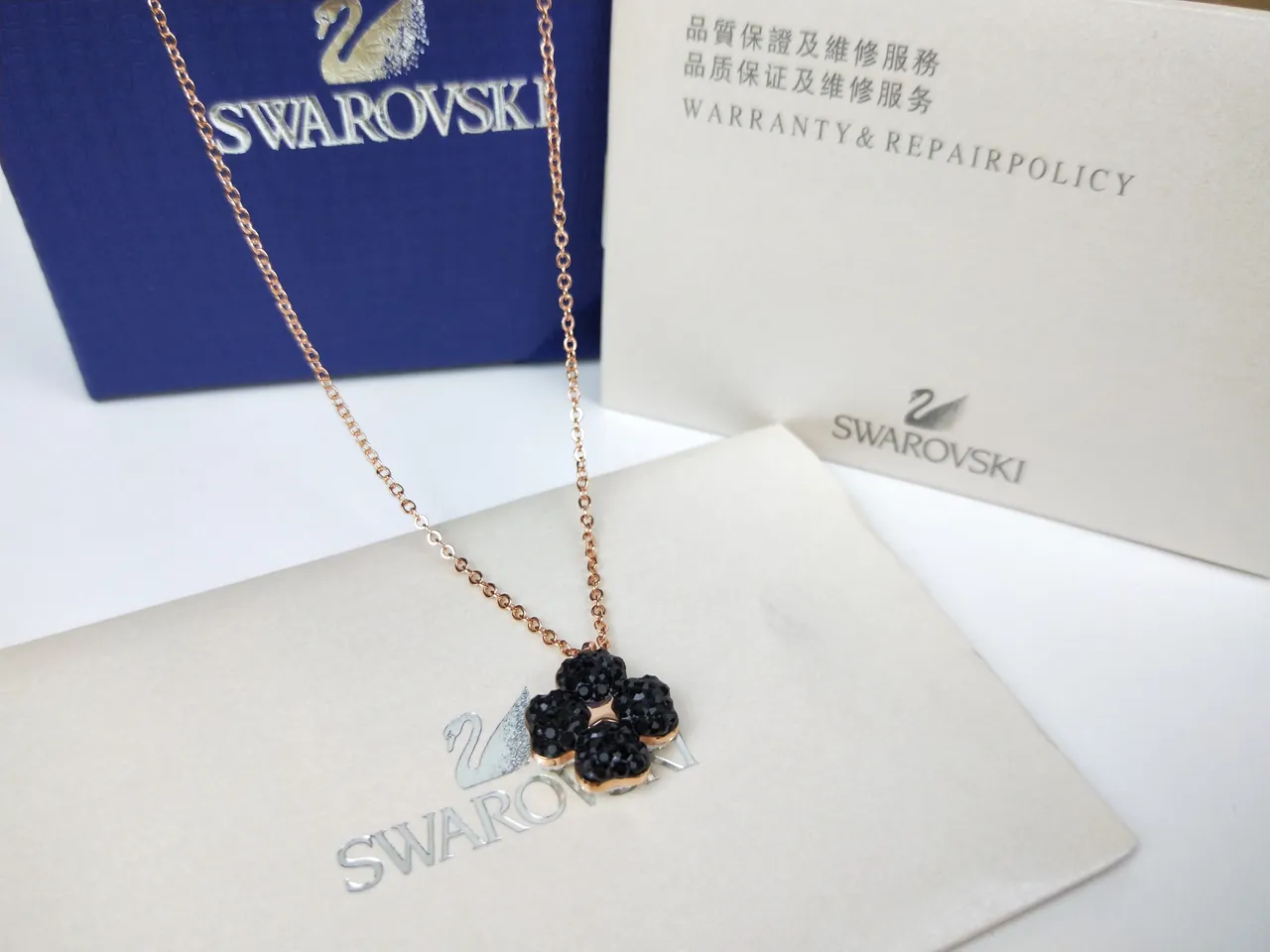 Swarovski Colar com pingante de flor de cristal preto 4