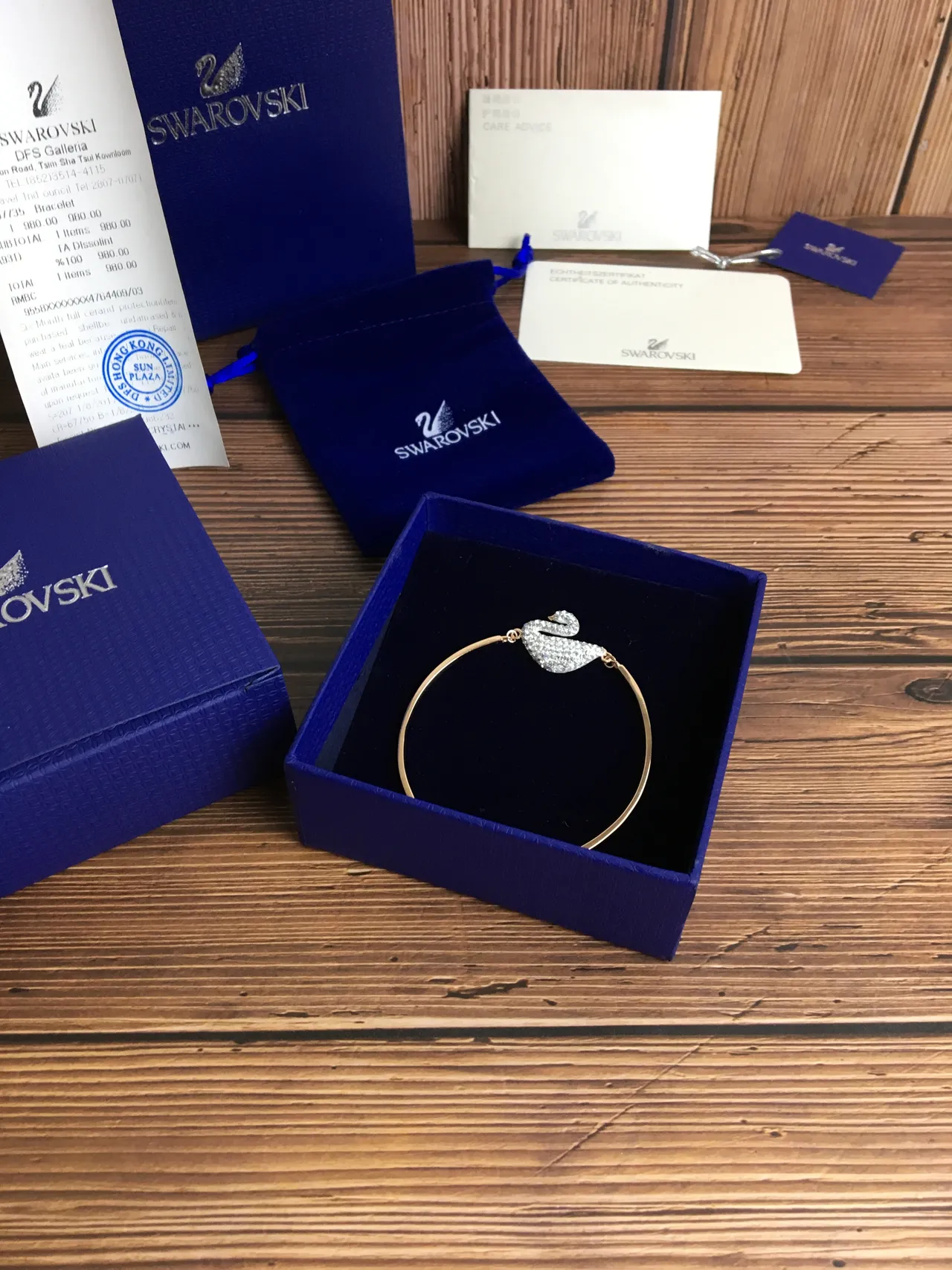 Swarovski Swan Pavé-Crystal Gold-Tone brazalete 2