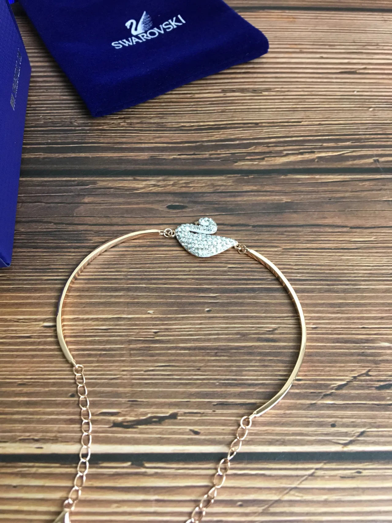 Swarovski Swan Pavé-Crystal Gold-Tone brazalete 3