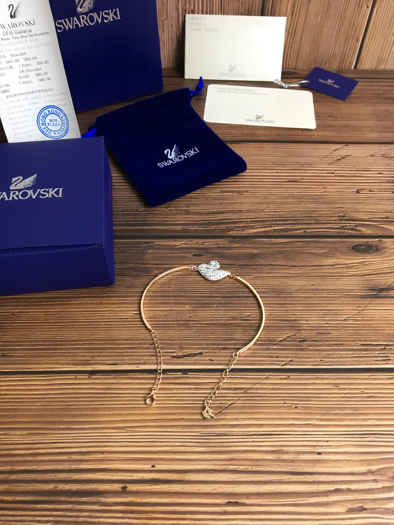 Swarovski Swan Pavé-Crystal Gold-Tone brazalete 4