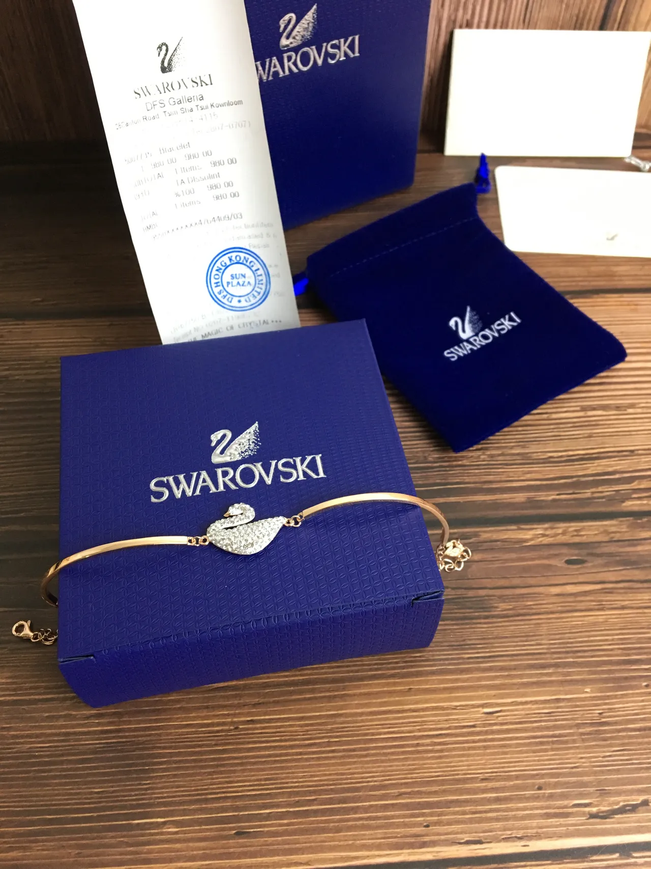 Swarovski Swan Pavé-Crystal Gold-Tone brazalete 5